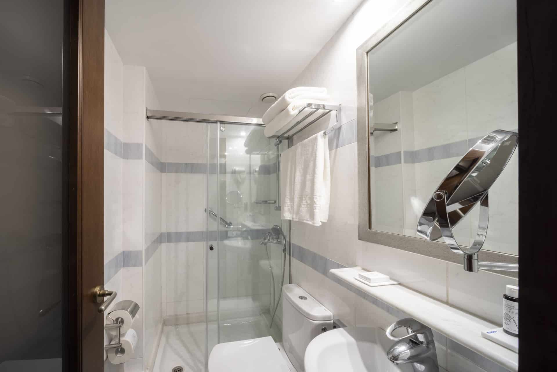 Electra_Hotel_Athens_Classic_Double_Room_Bathroom