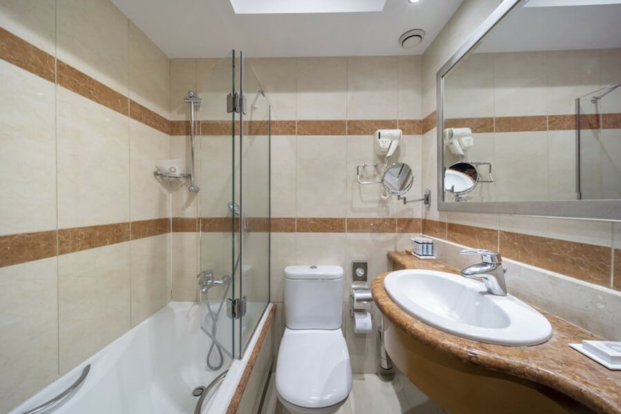 Electra_Hotel_Athens_Classic_Triple_Room_Bathroom