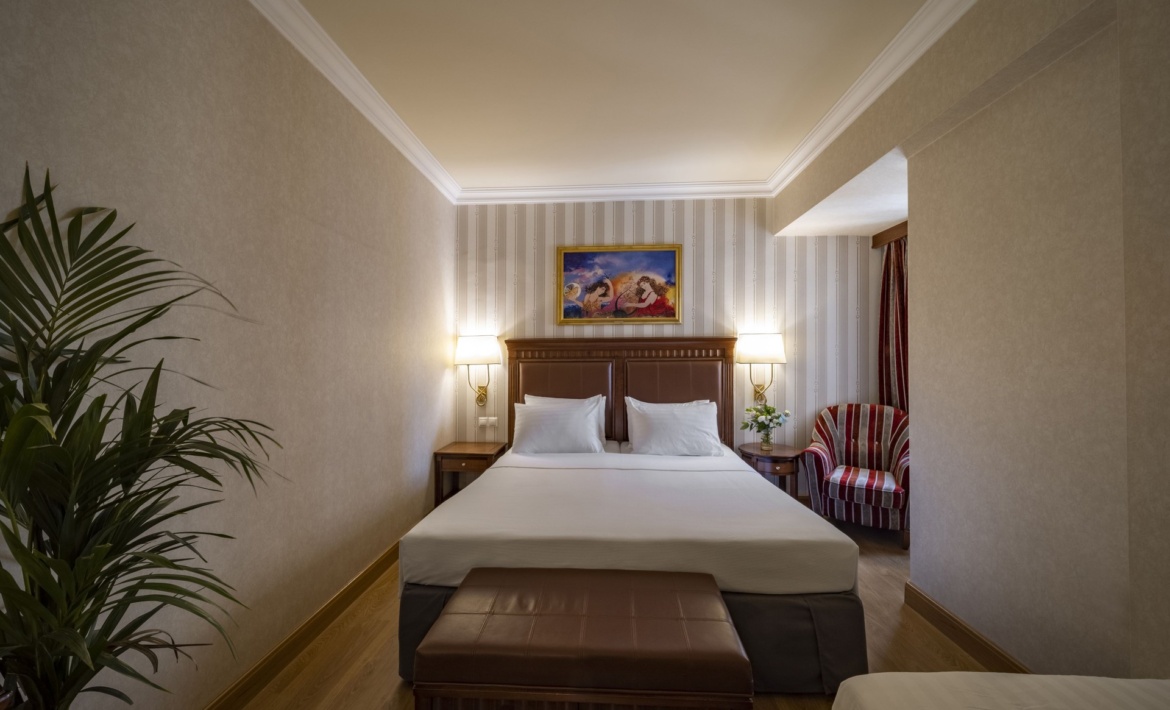 Electra_Hotel_Athens_Classic_Triple_Room_Bedroom