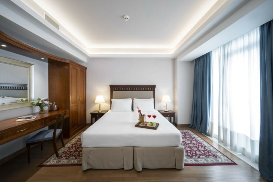 Electra_Hotel_Athens_Suite_Bedroom