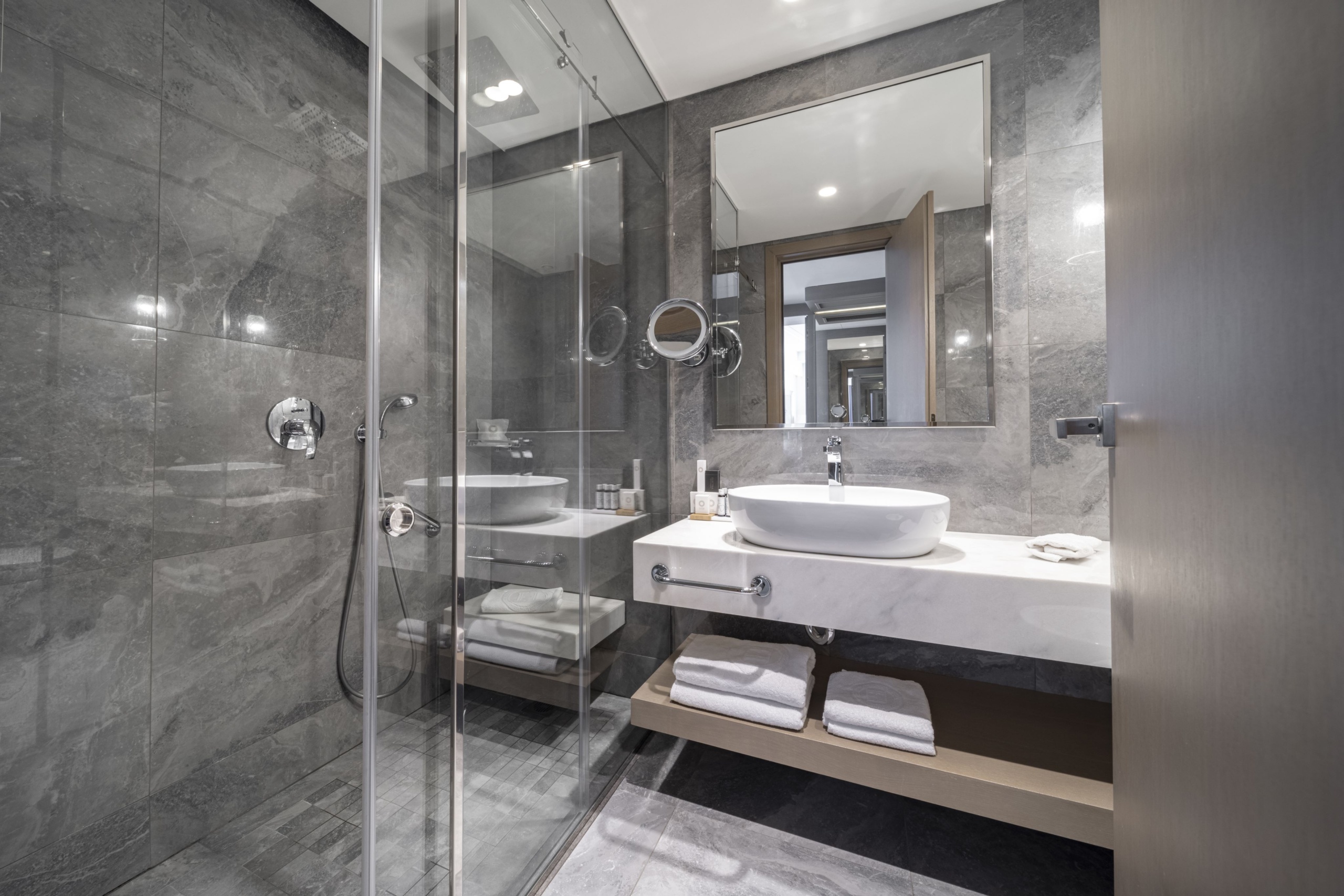 Electra_Metropolis_Athens_Executive_Triple_Room_Bathroom