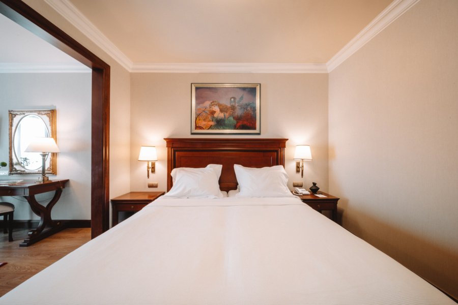 Electra_Palace_Athens_Junior_Suite_Acropolis_View_Bed