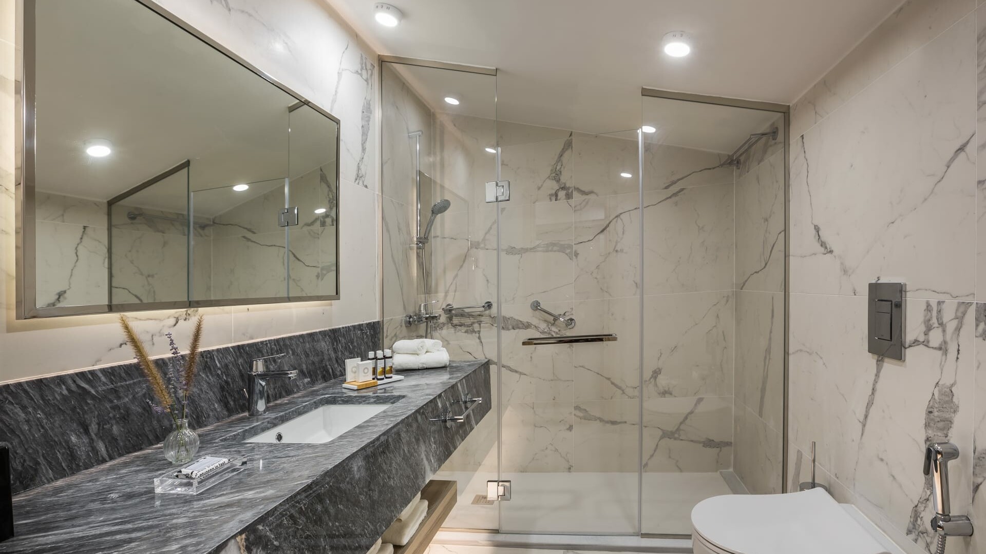 Superior_Maisonette_Sea_View_Room_Bathroom_Shower_Overview (1)