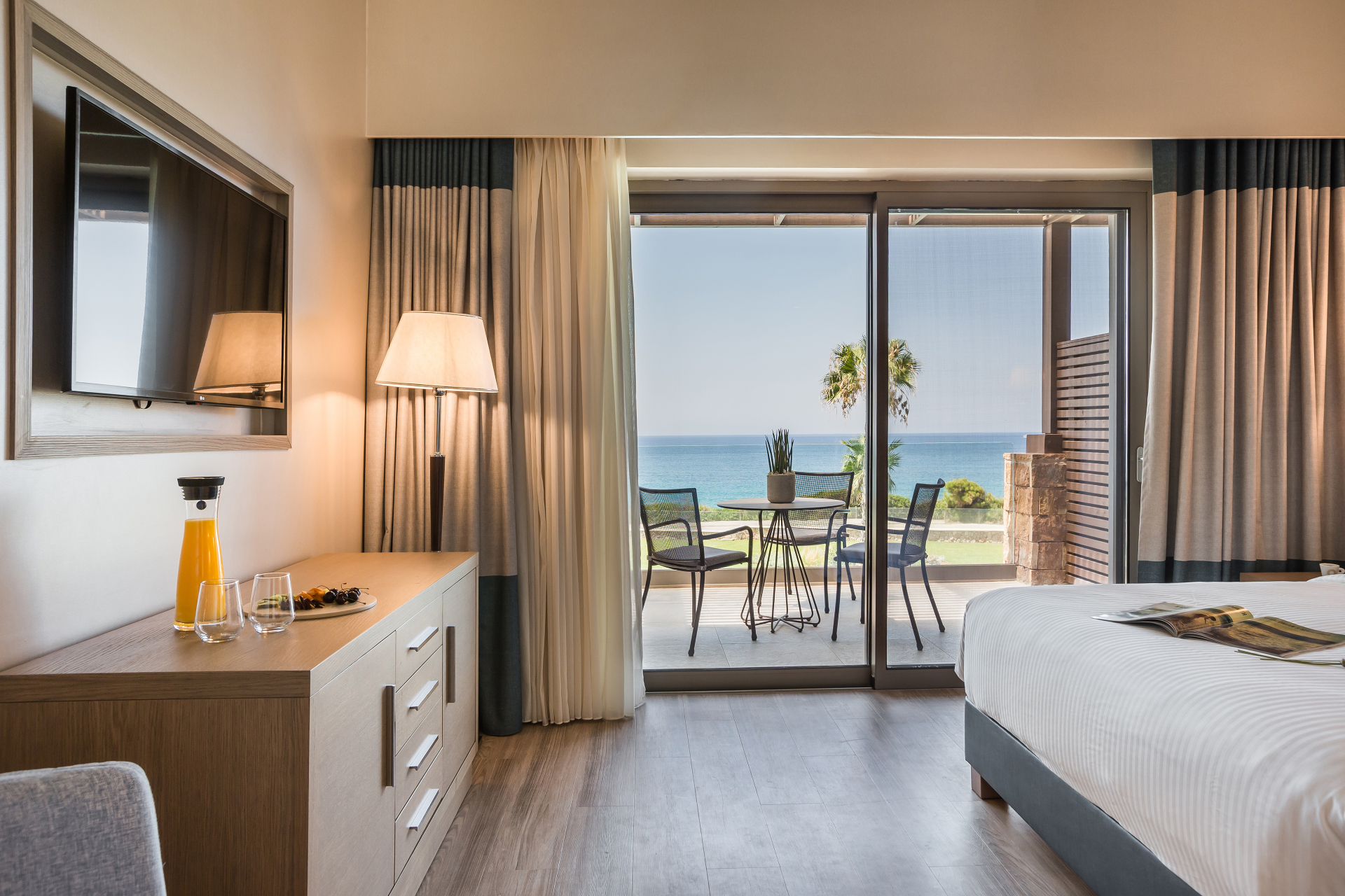 Superior_Maisonette_Sea_View_Room_Bed (1)