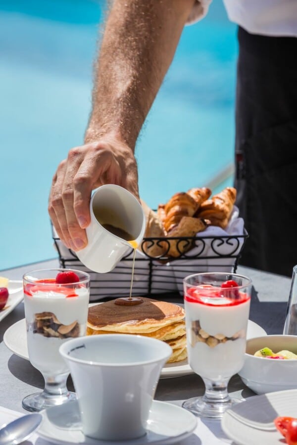 _electra_kefalonia_experience_couple_outdoor_pool_breakfast (2)_resized