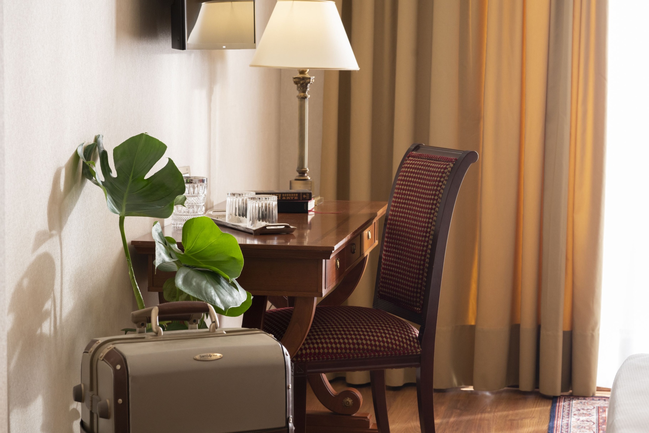 Electra_Palace_Athens_Superior_Room_Garden_View_Bedroom_Details