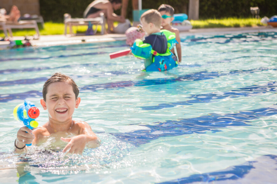 Niños jugando en la piscina durante unas vacaciones en Rodas con todo incluido