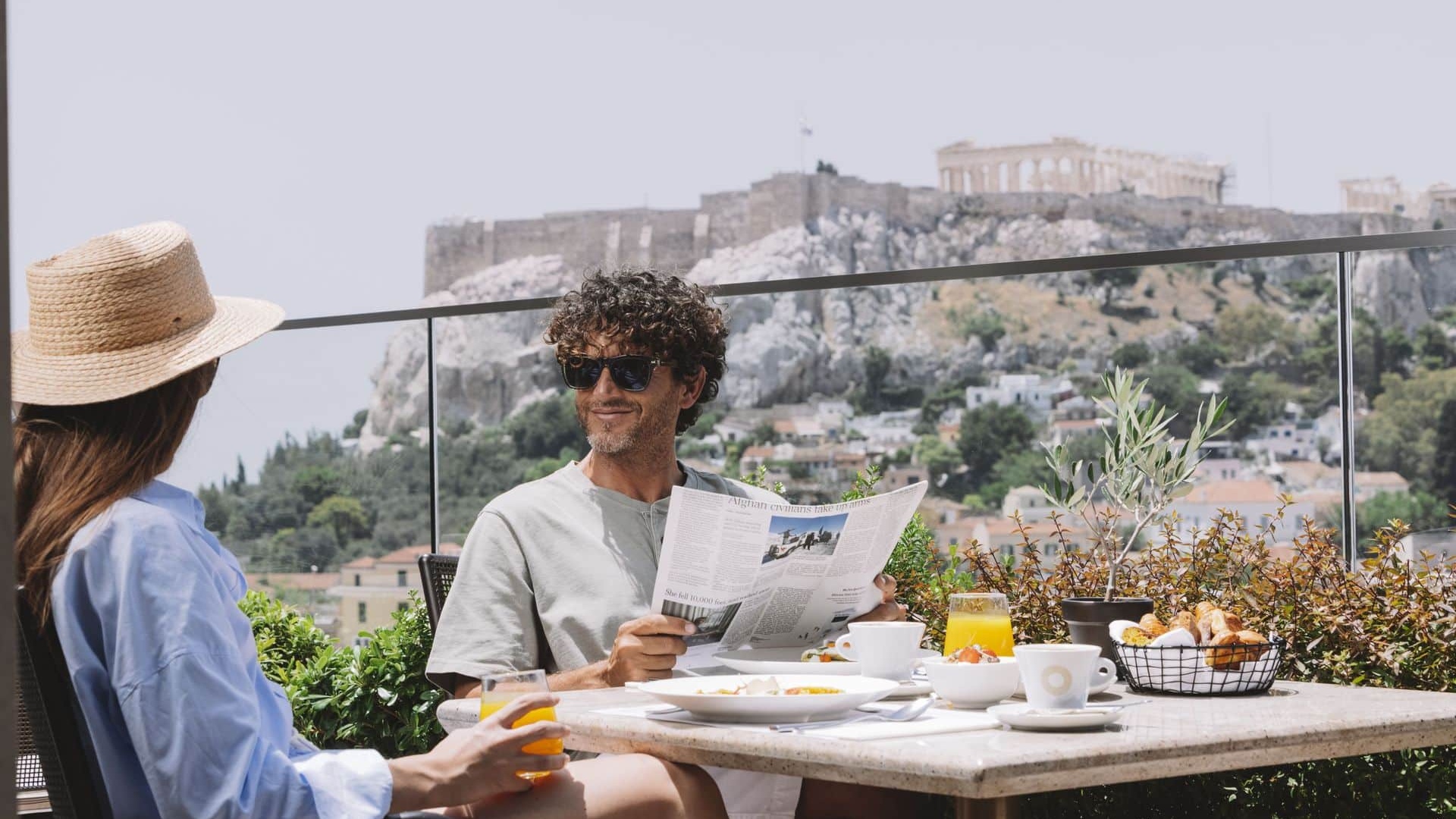 electra_metropolis_athens_roofgarden_couple_breakfast_resized