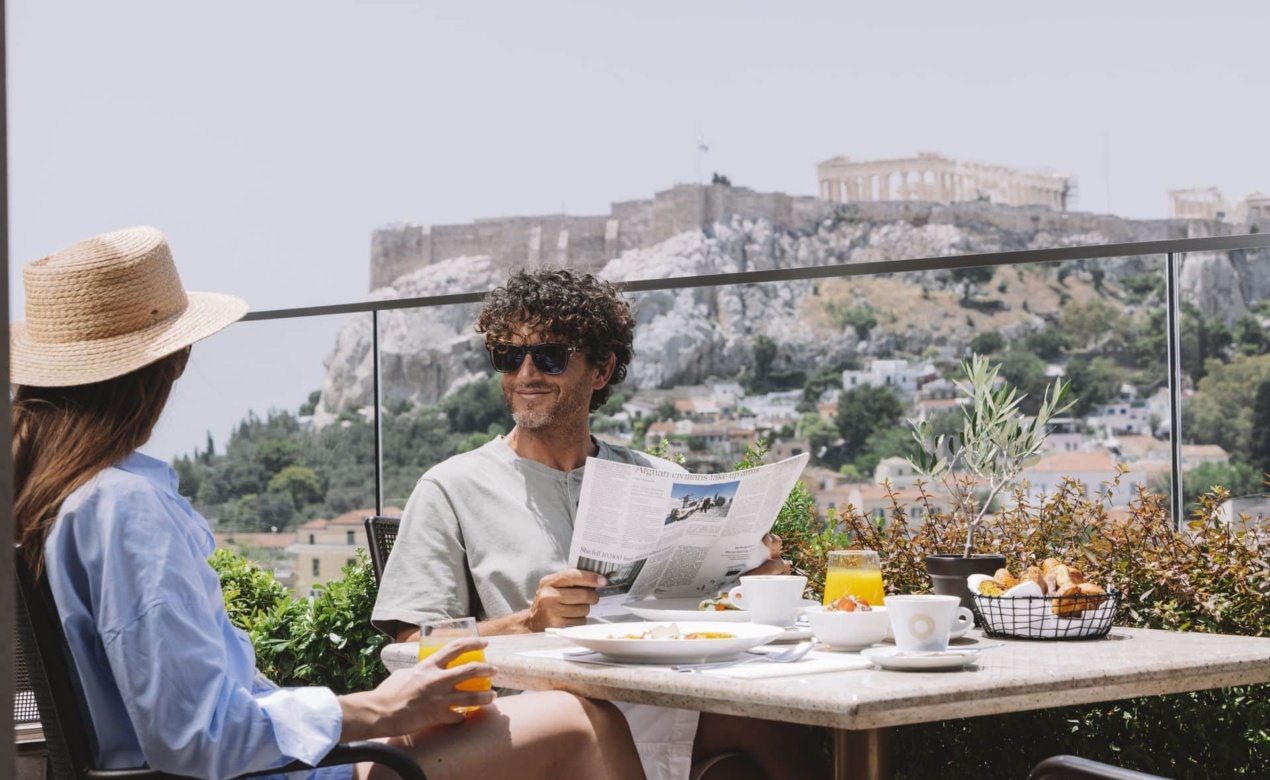 electra_metropolis_athens_roofgarden_couple_breakfast_resized