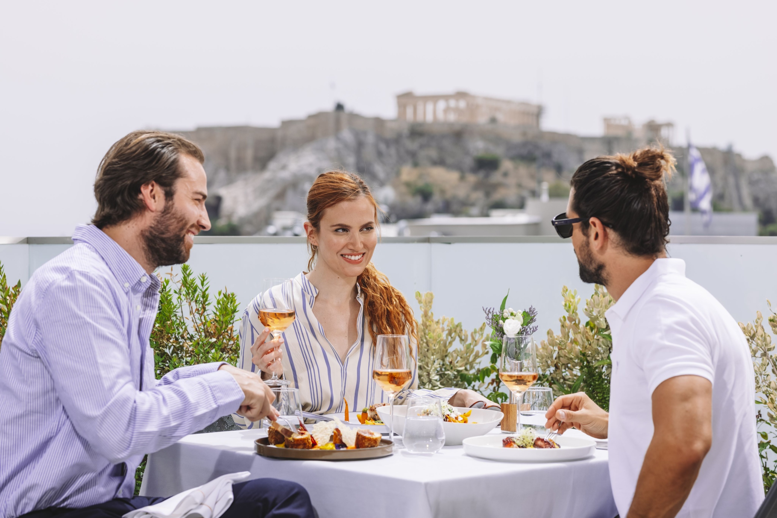 Electra_Hotel_Athens_Lifestyle_Friends_Aperitivo_Acropolis_View