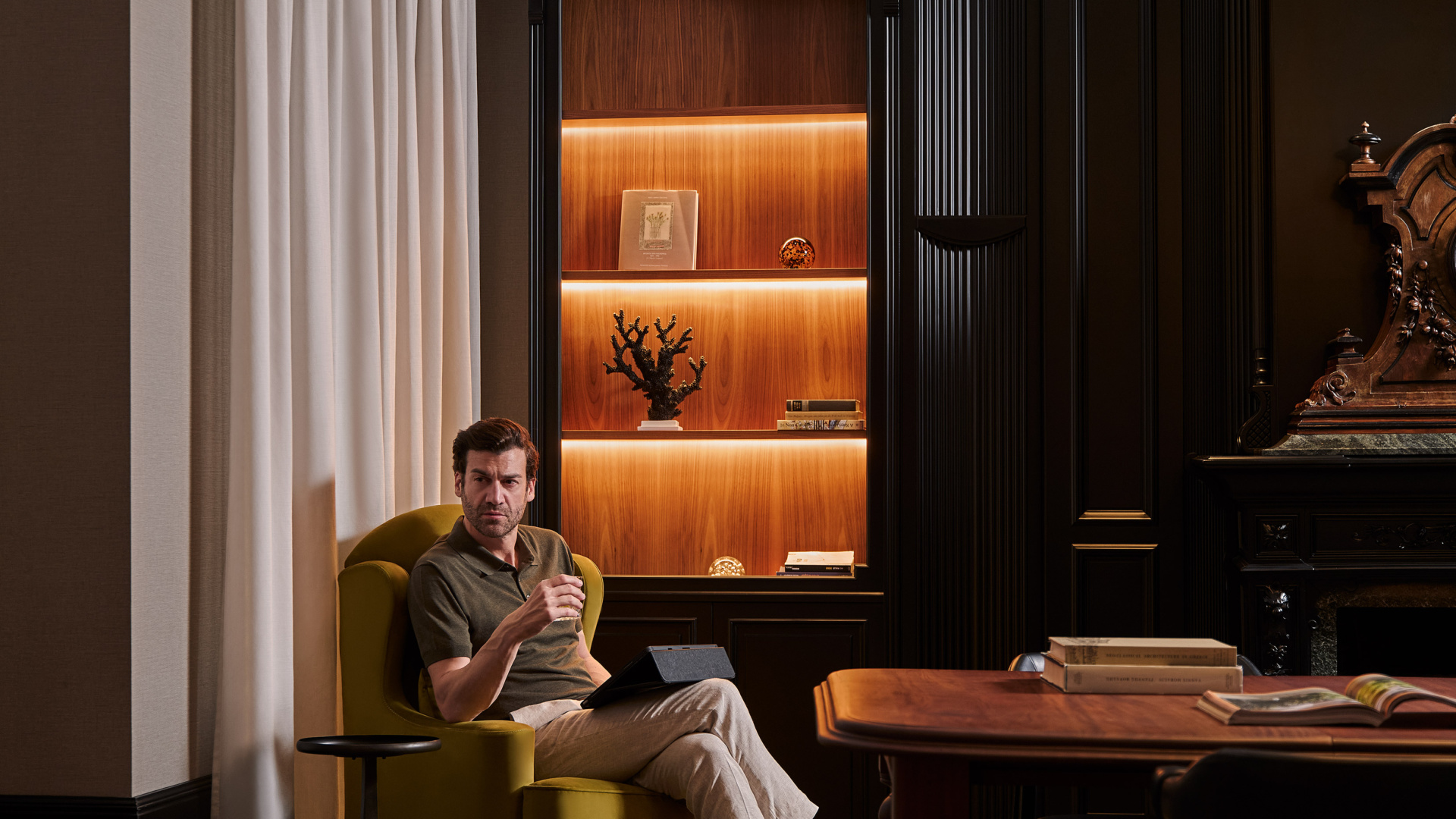 electra-aristotelous-executive-lounge-man