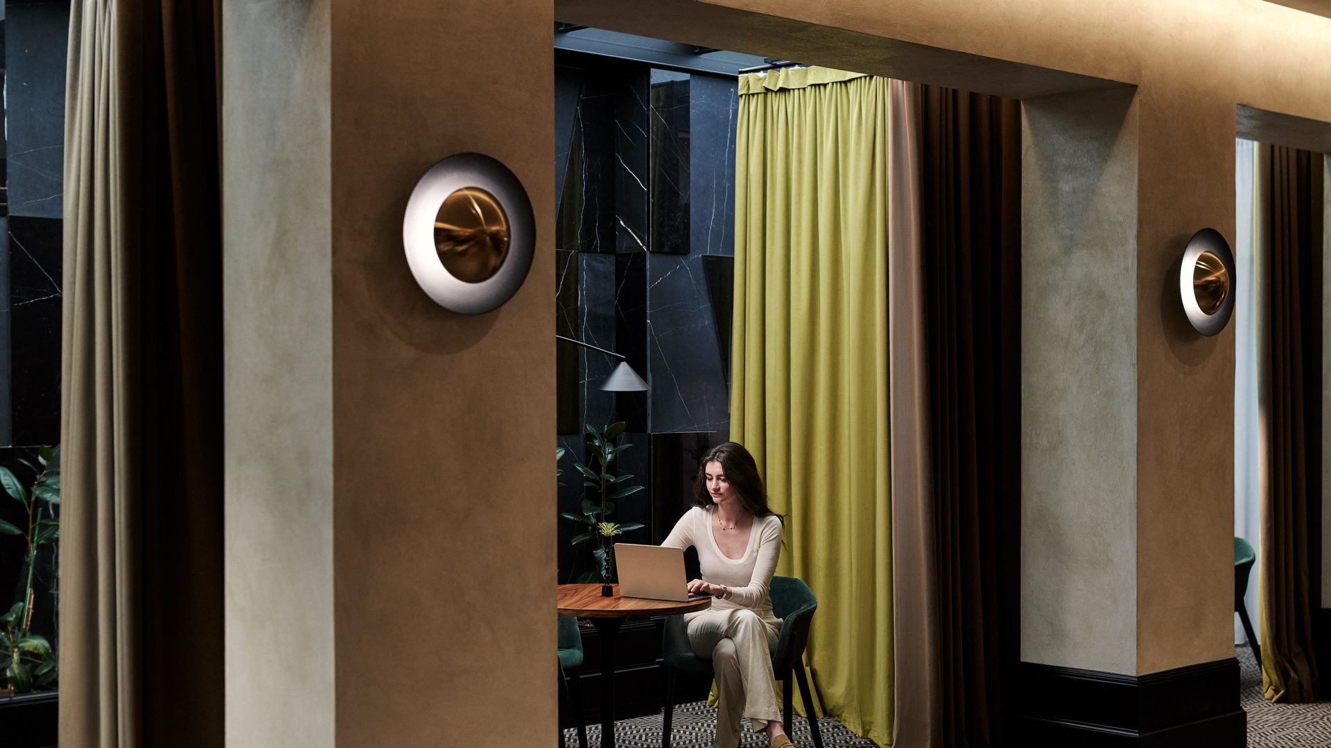 electra-aristotelous-executive-lounge-working