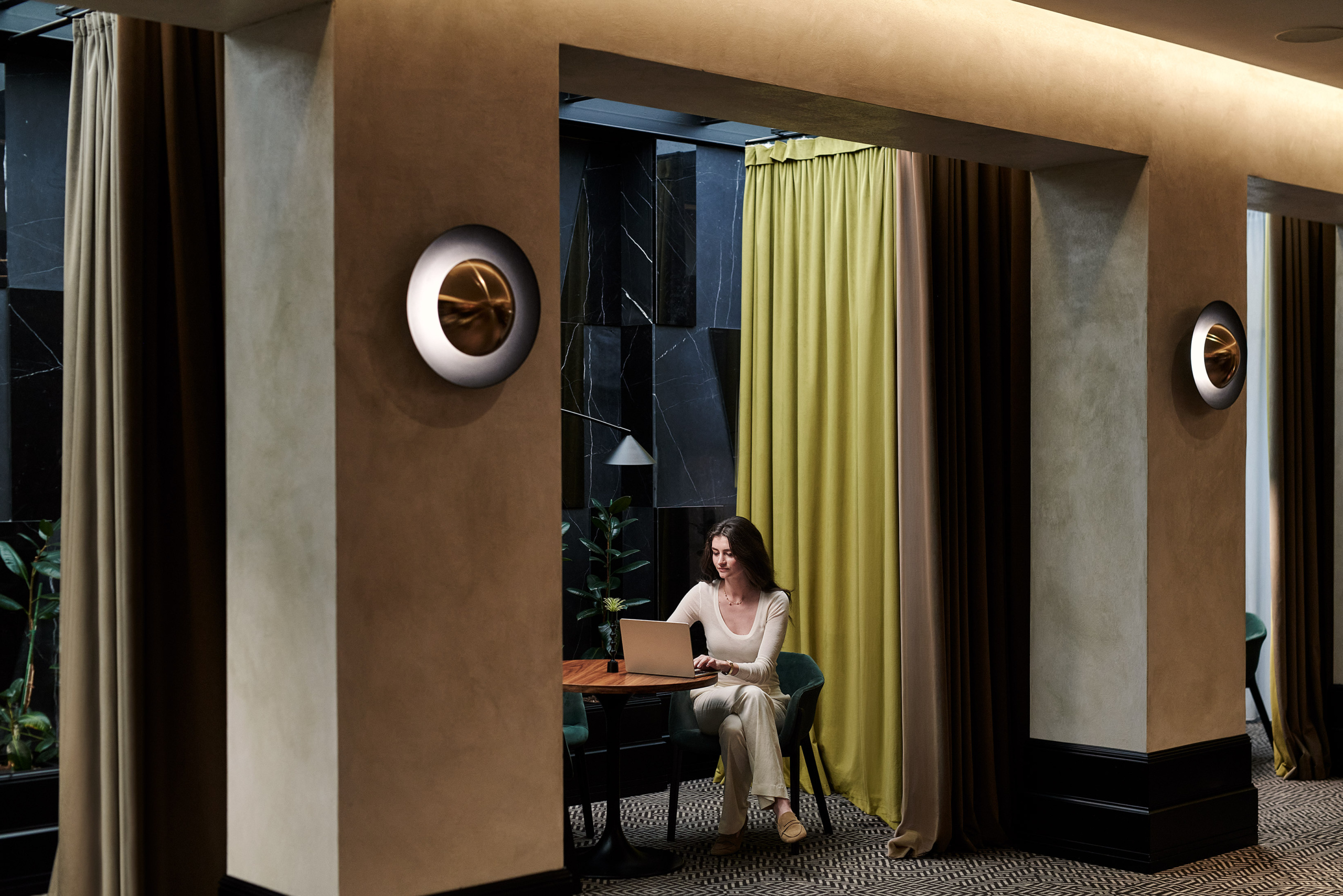 electra-aristotelous-executive-lounge-working
