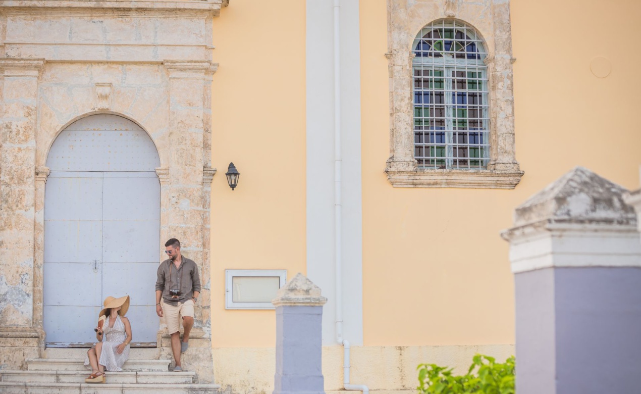 Couple pictured at the entrance of a mansion during their trip to Kefalonia in autumn.